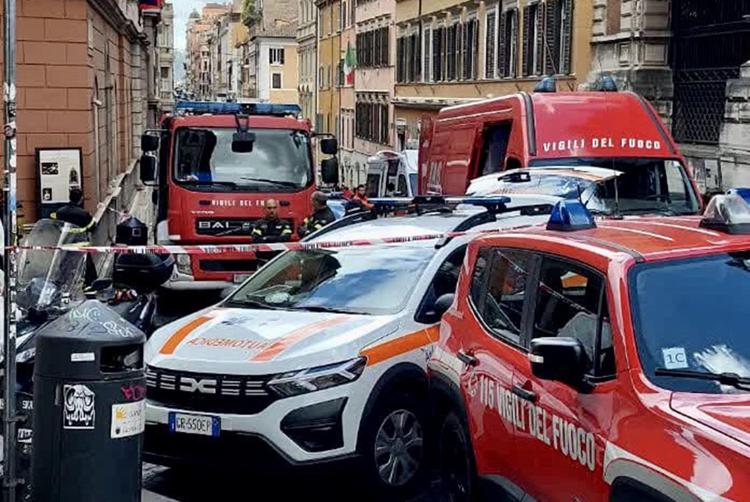 Vigili del fuoco in via Rasella a Roma
