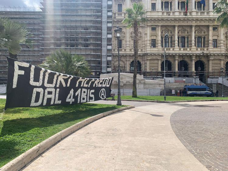Presidio dei movimenti anarchici davanti alla Cassazione (Foto Adnkronos)