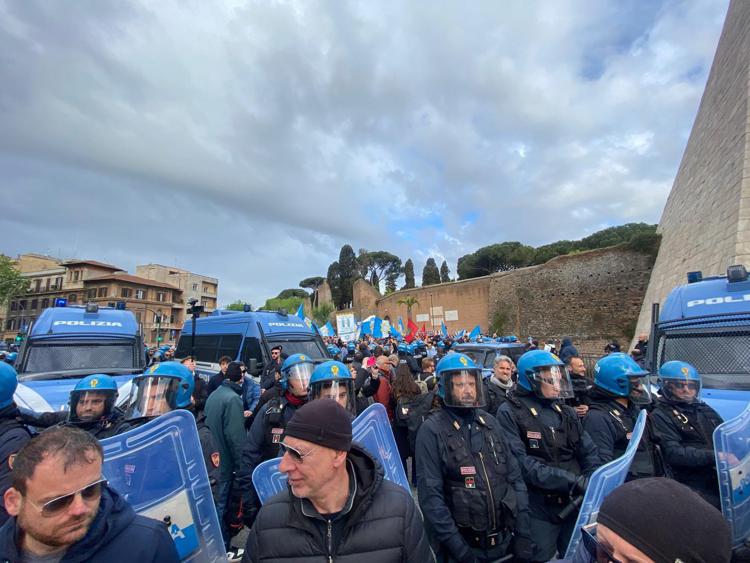 Manifestanti a Porta San Paolo  a Roma - (Adnkronos)